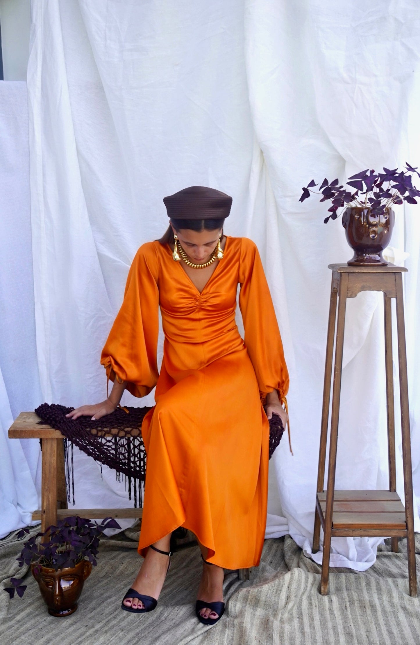 STAUD. Vestido midi naranja con mangas abullonadas