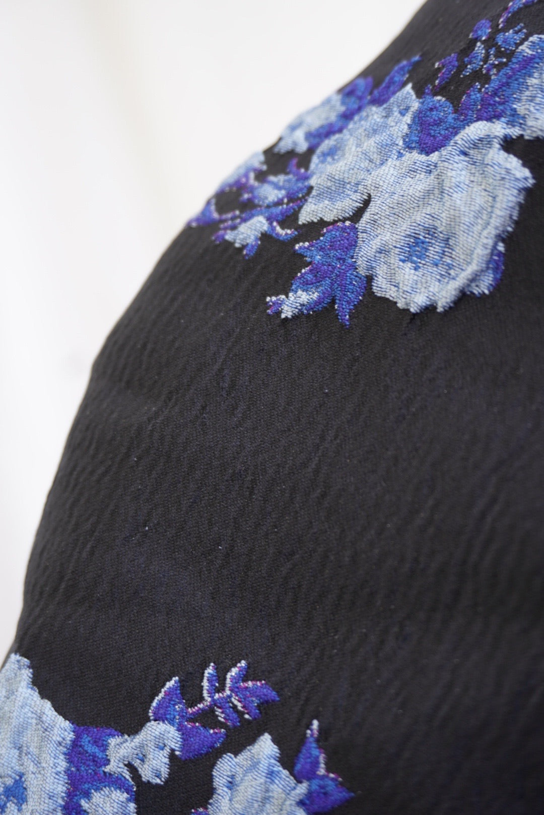 GANNI. Vestido midi en brocado con espalda abierta