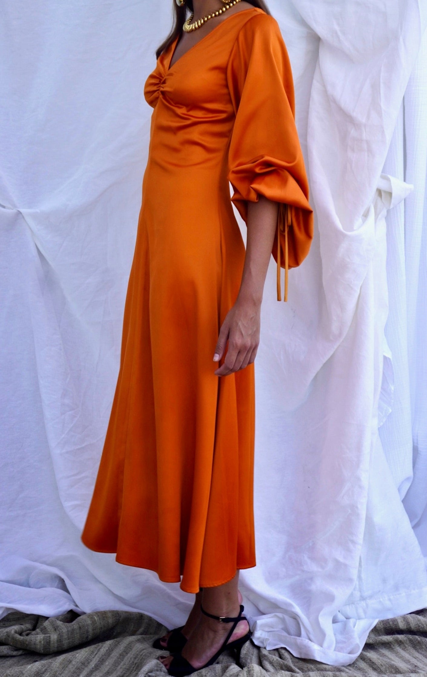STAUD. Vestido midi naranja con mangas abullonadas