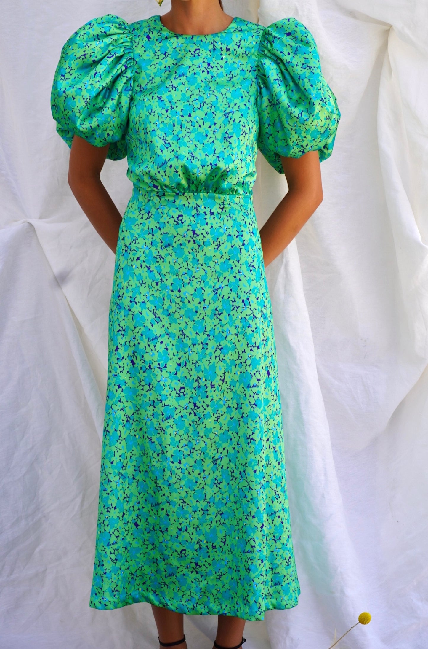 ROTATE. Vestido con mangas abullonadas