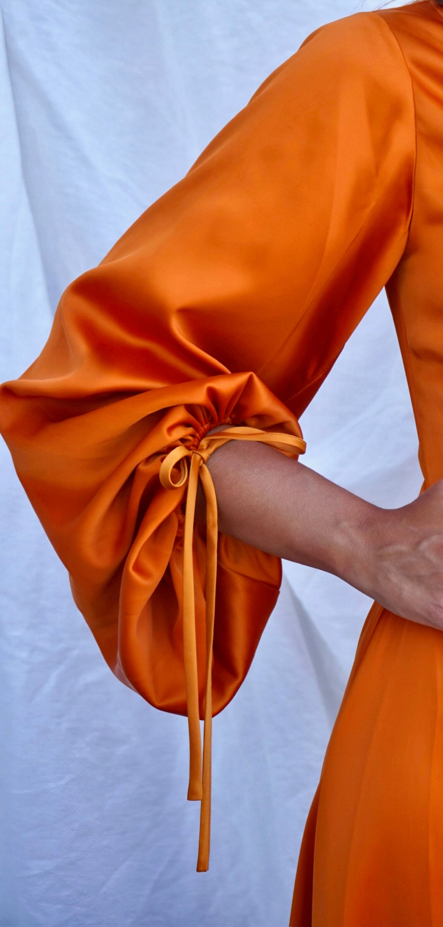 STAUD. Vestido midi naranja con mangas abullonadas