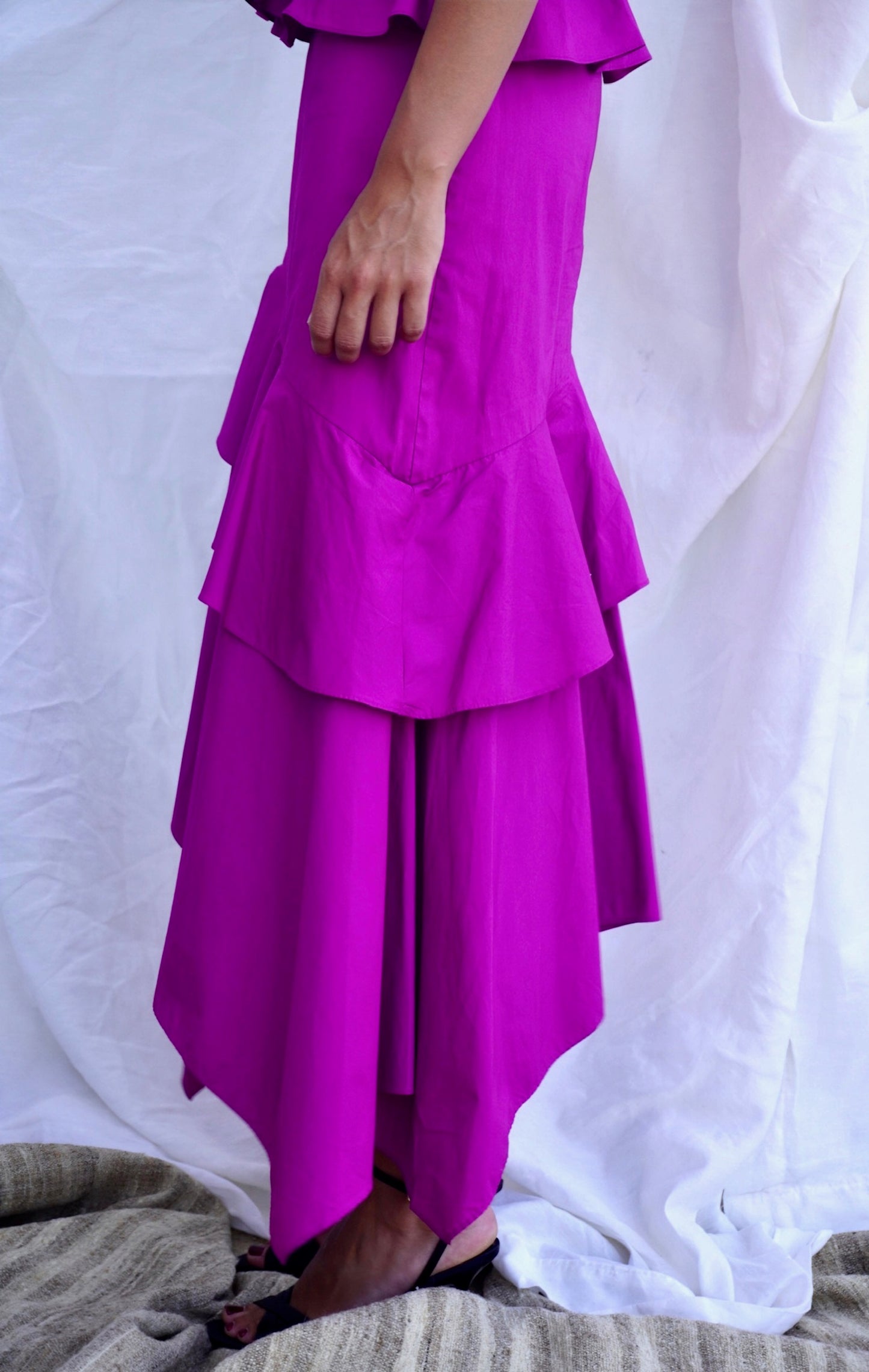 ULLA JOHNSON. Vestido midi volantes