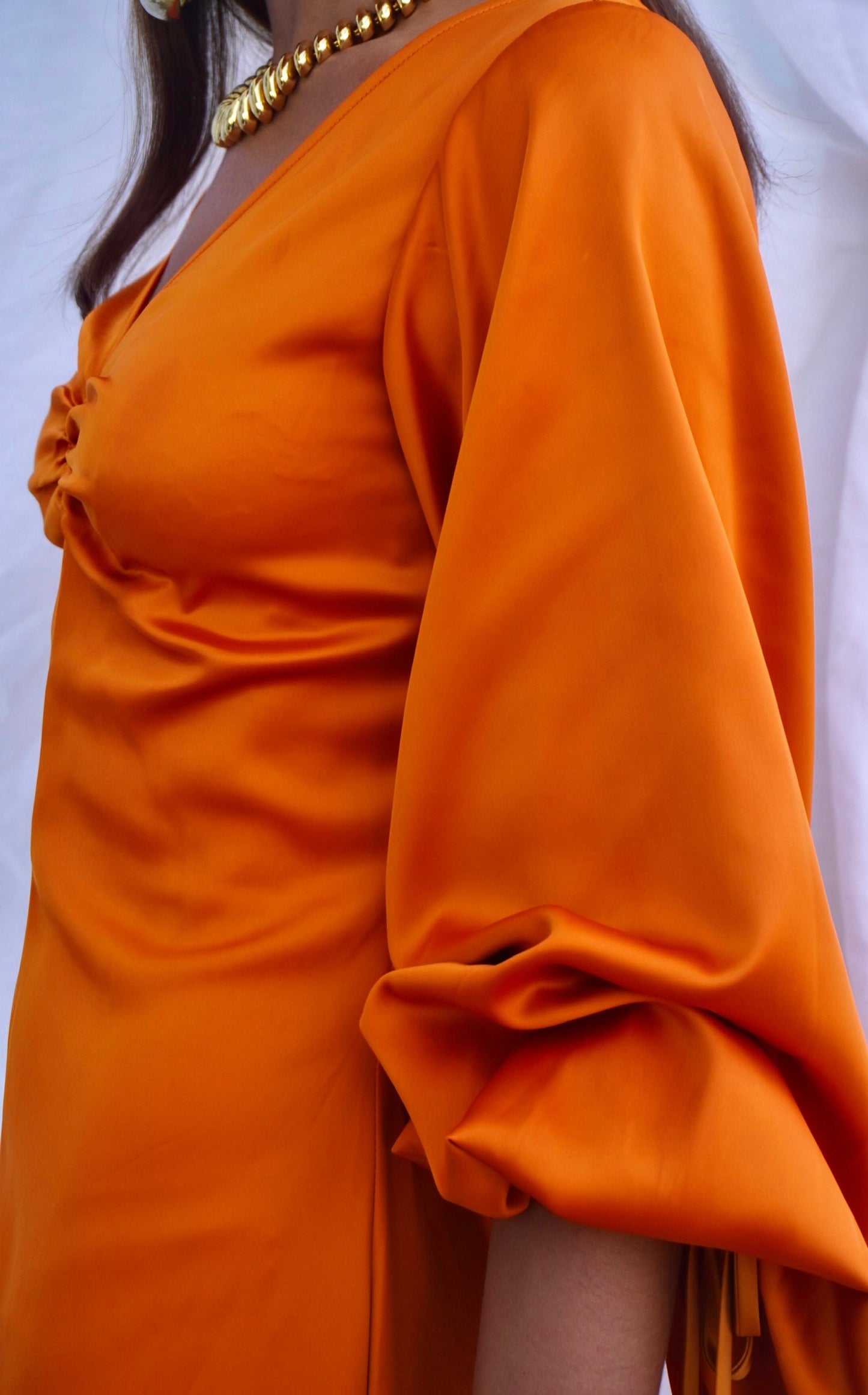 STAUD. Vestido midi naranja con mangas abullonadas