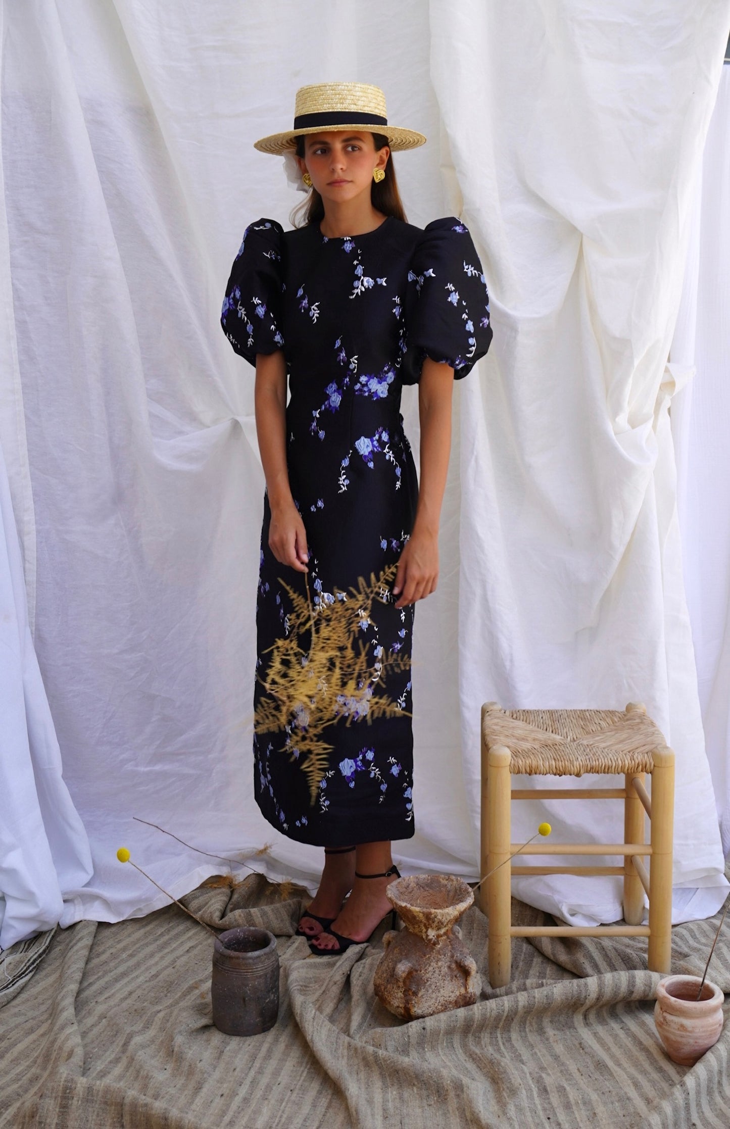 GANNI. Vestido midi en brocado con espalda abierta