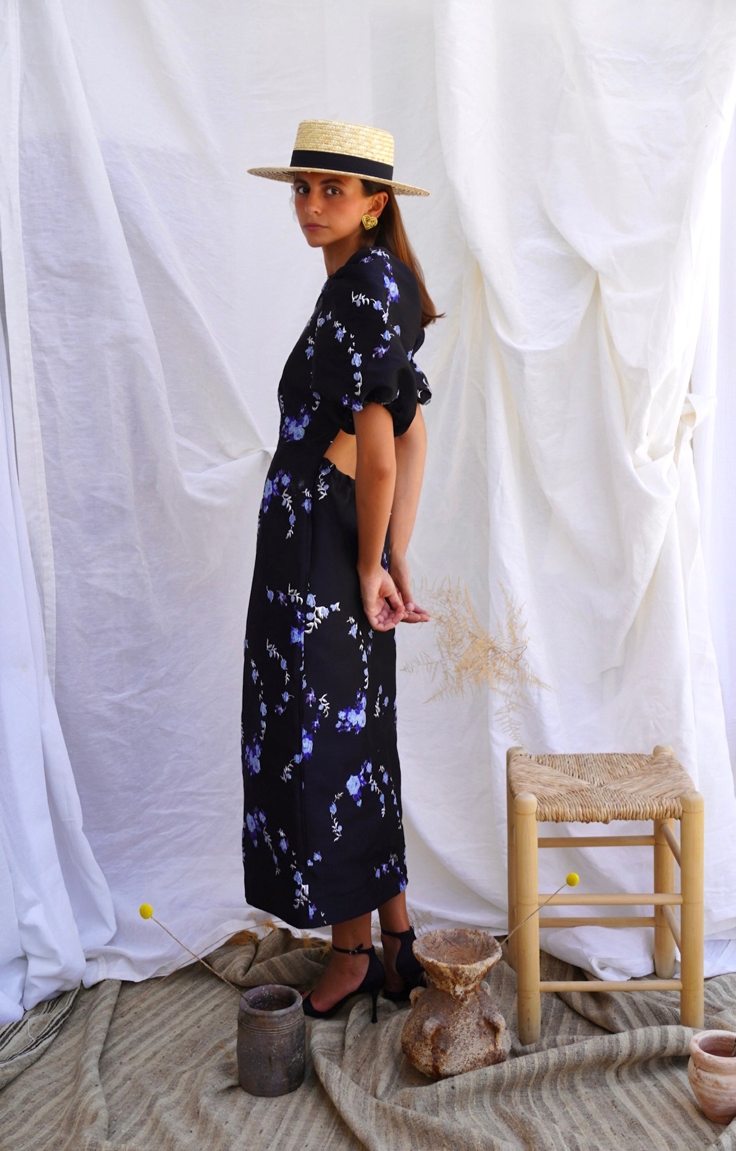 GANNI. Vestido midi en brocado con espalda abierta