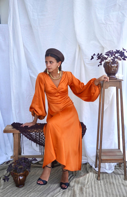 STAUD. Vestido midi naranja con mangas abullonadas