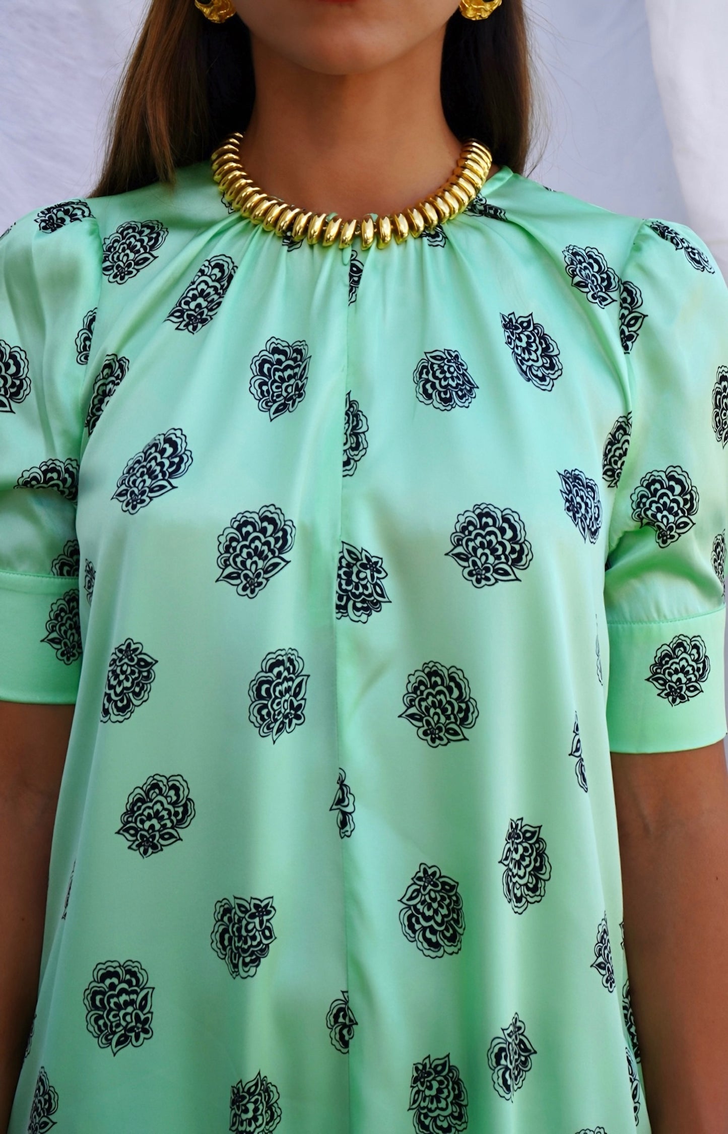 BAUM UND PFERDGARTEN. Vestido satén estampado