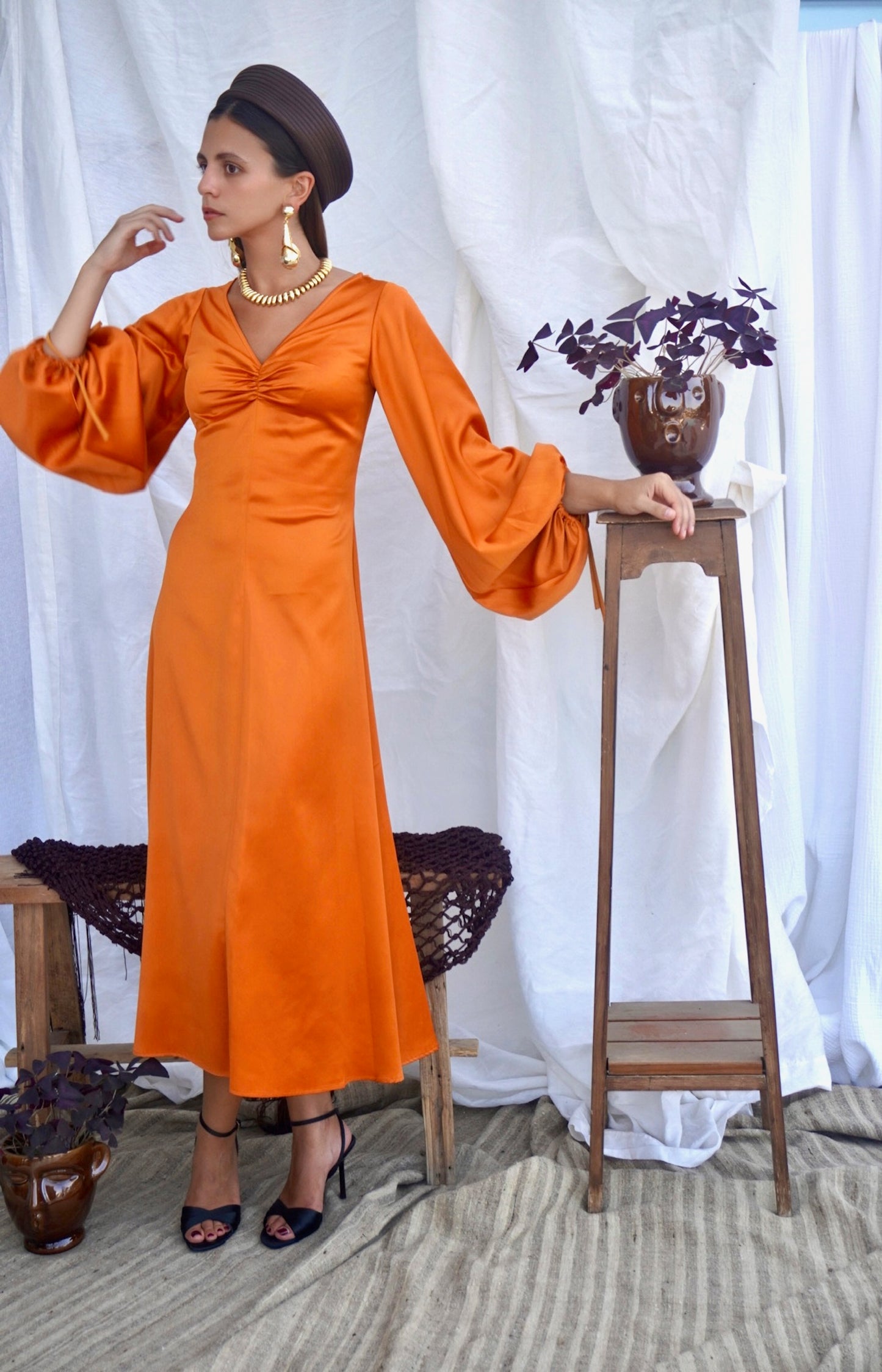 STAUD. Vestido midi naranja con mangas abullonadas