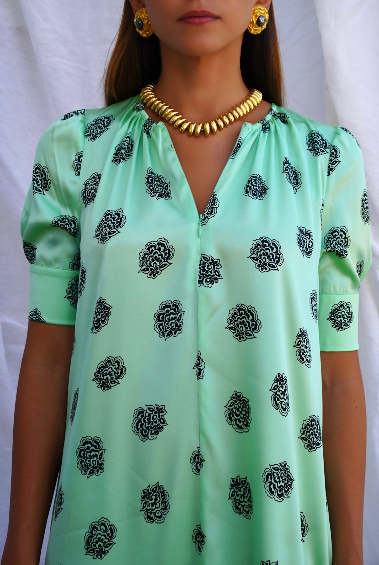 BAUM UND PFERDGARTEN. Vestido satén estampado