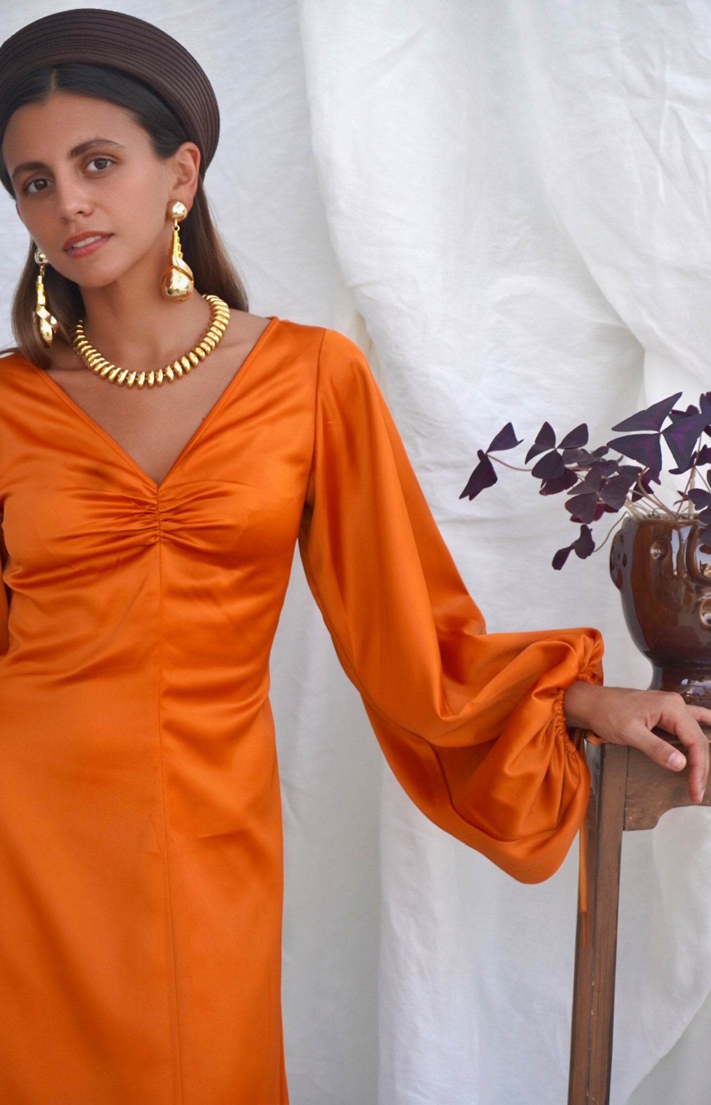 STAUD. Vestido midi naranja con mangas abullonadas