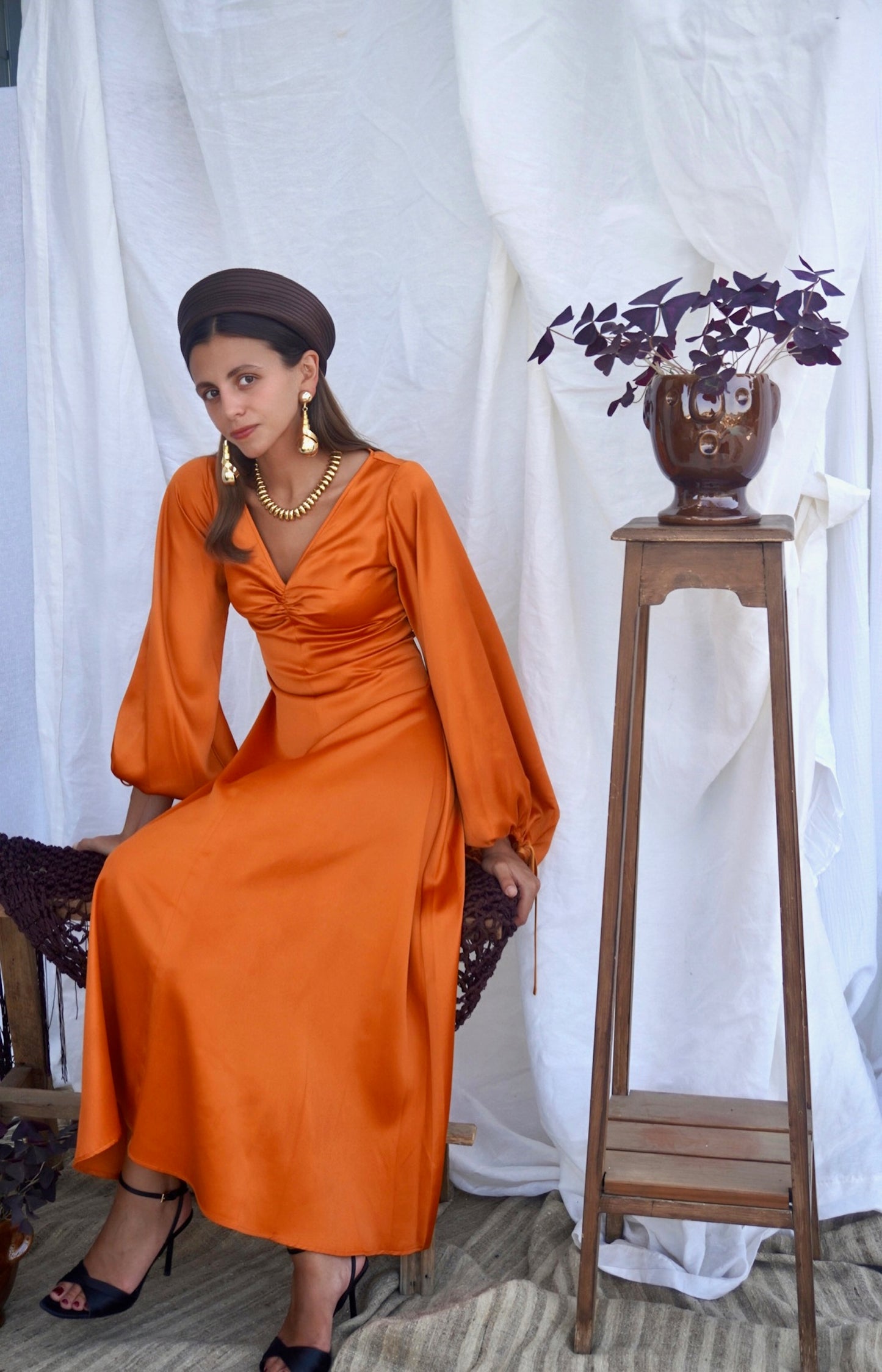 STAUD. Vestido midi naranja con mangas abullonadas