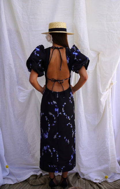 GANNI. Vestido midi en brocado con espalda abierta