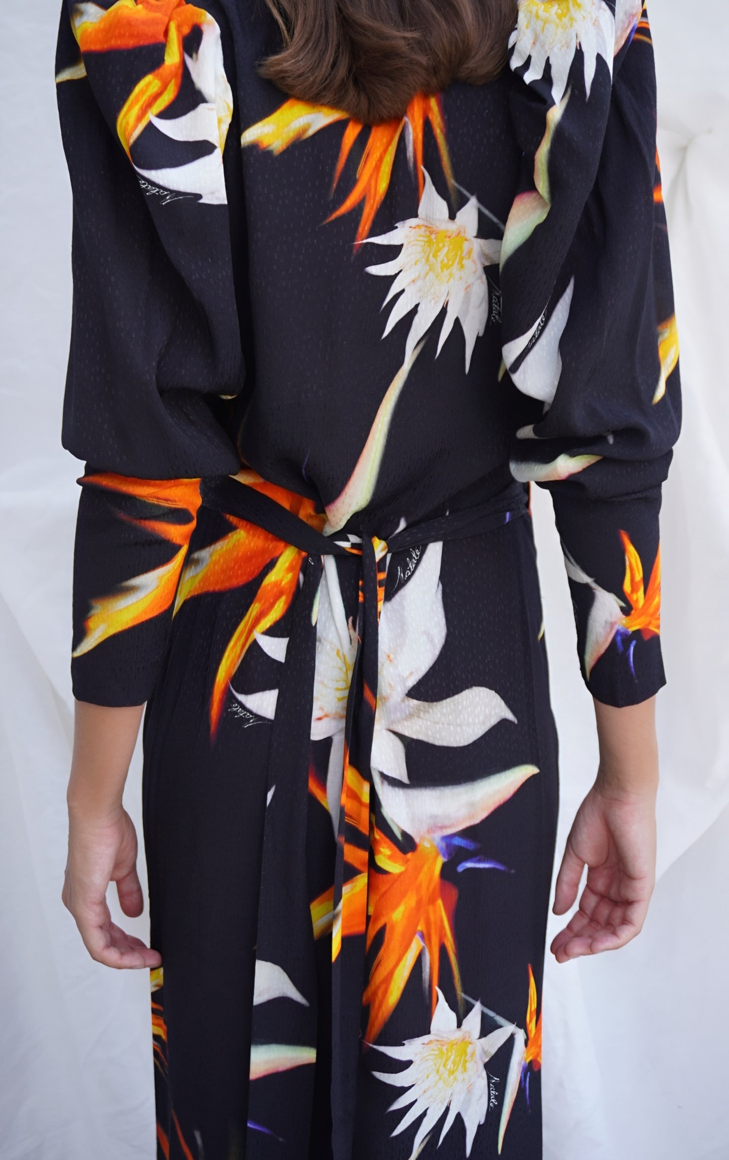 ROTATE. Vestido midi cruzado hombreras