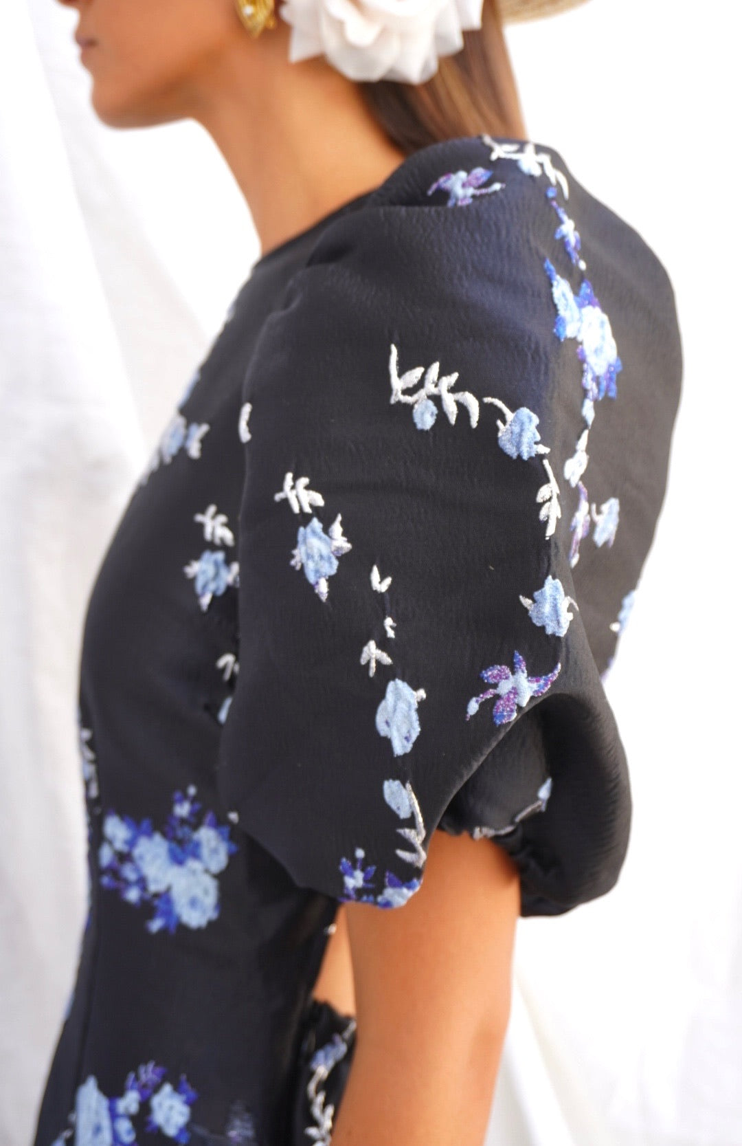 GANNI. Vestido midi en brocado con espalda abierta