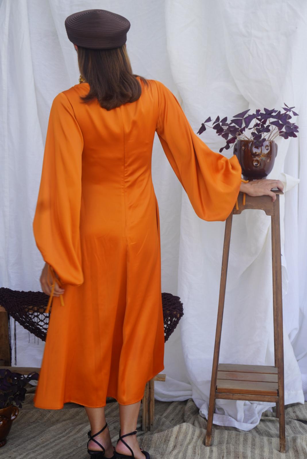 STAUD. Vestido midi naranja con mangas abullonadas
