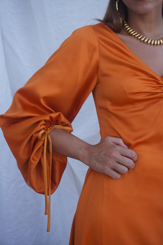STAUD. Vestido midi naranja con mangas abullonadas