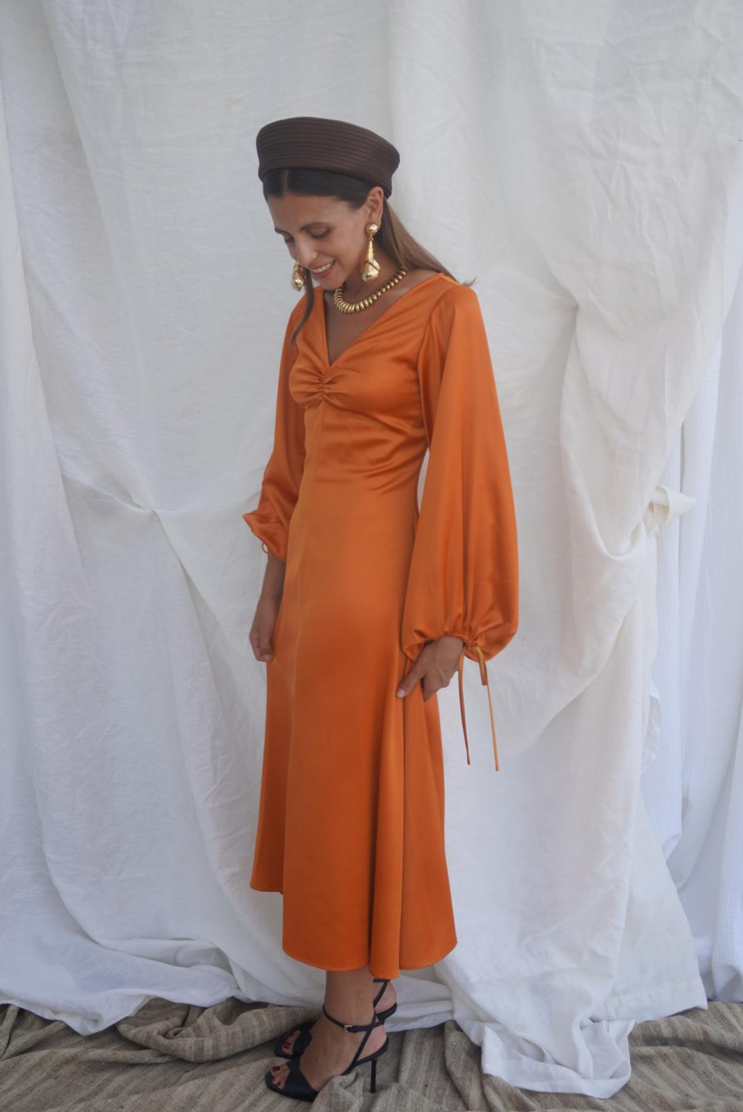 STAUD. Vestido midi naranja con mangas abullonadas