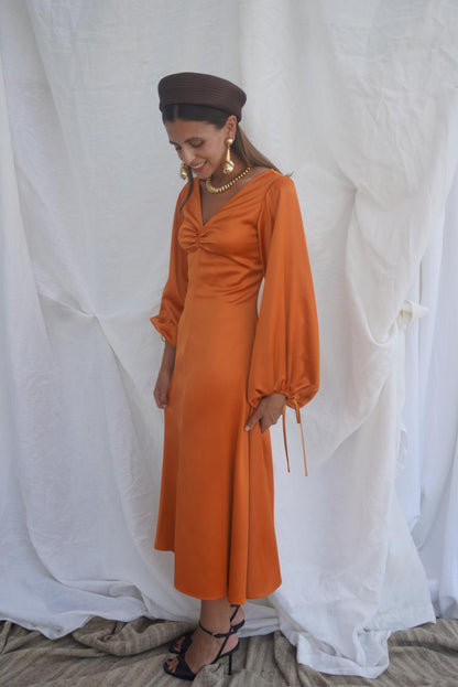 STAUD. Vestido midi naranja con mangas abullonadas