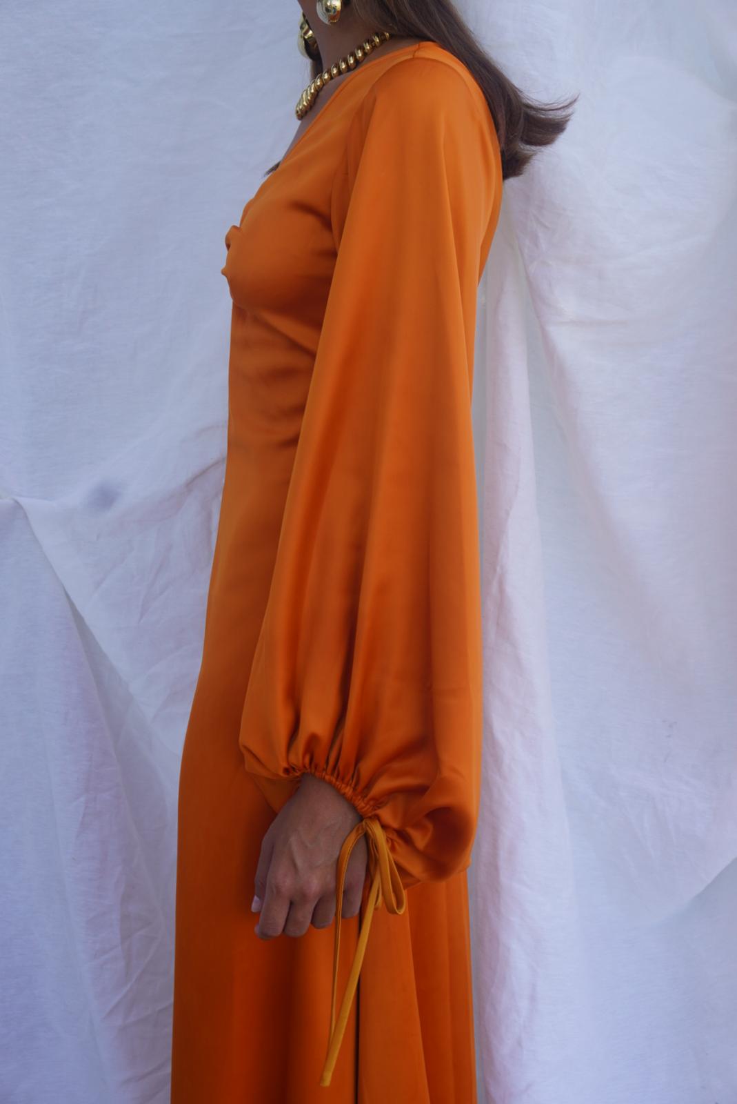 STAUD. Vestido midi naranja con mangas abullonadas