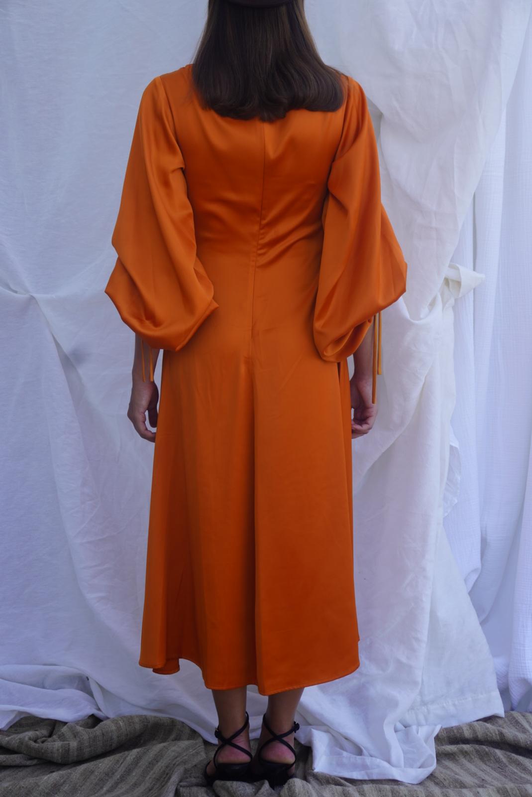 STAUD. Vestido midi naranja con mangas abullonadas