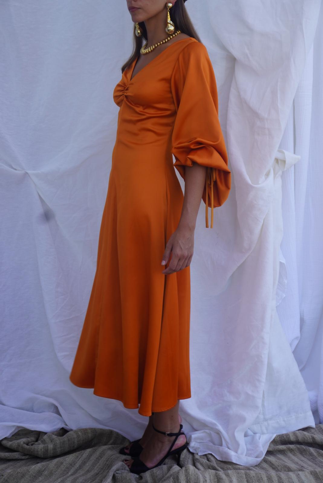STAUD. Vestido midi naranja con mangas abullonadas