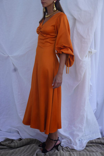 STAUD. Vestido midi naranja con mangas abullonadas