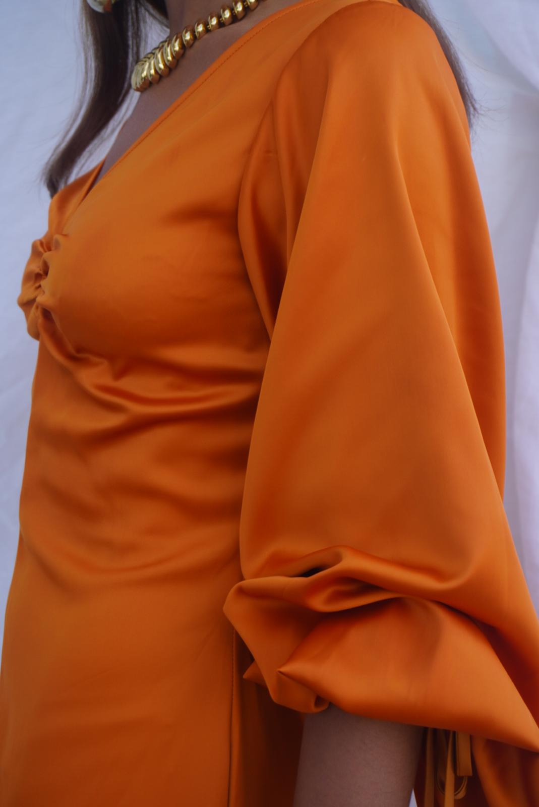 STAUD. Vestido midi naranja con mangas abullonadas