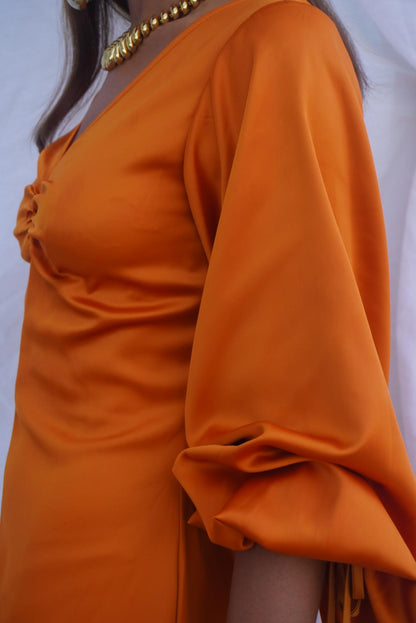 STAUD. Vestido midi naranja con mangas abullonadas