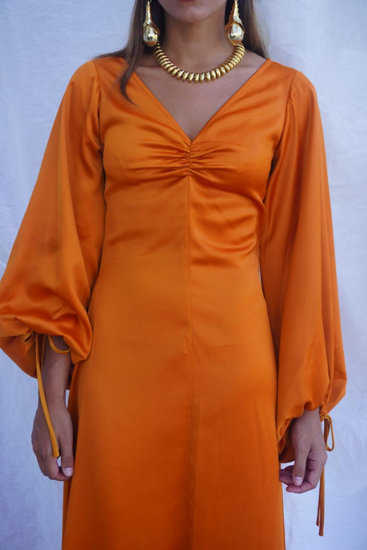 STAUD. Vestido midi naranja con mangas abullonadas